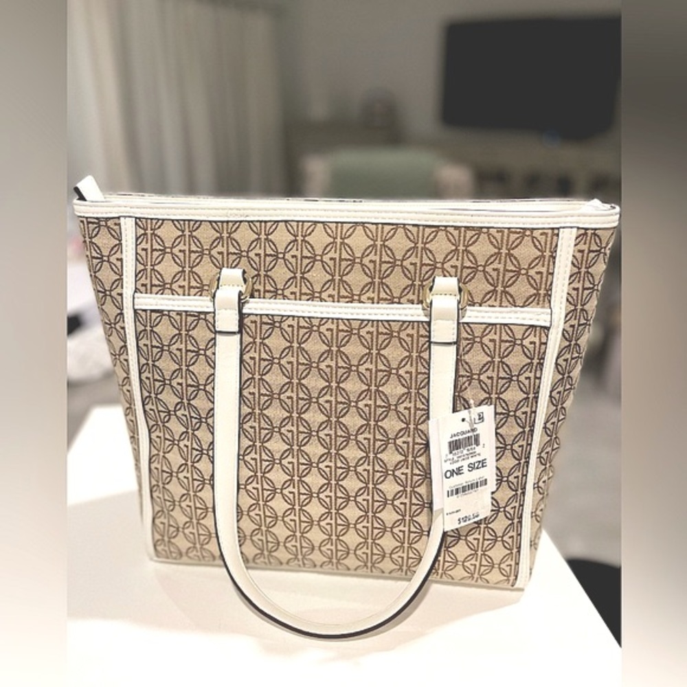 🚨GIANI BERNINI🚨
Logo Jacquard Tote Color Logo White Interior zip-slip pockets